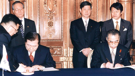김대중 대통령(앞줄 왼쪽)과 오부치 게이조(小淵惠三) 일본 총리가 1998년 10월8일 과거사 인식을 포함해 11개항의 '21세기 한·일 파트너십 공동선언'에 서명하고 있다. 일본 총리가 한국을 적시해 피해에 대해 사죄하기는 처음이다. <연세대 김대중도서관 제공>