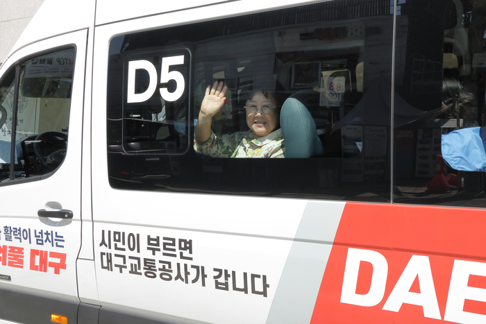 5일 대구 북구 연암서당골 문화센터 앞에서 DRT에 탑승한 한 주민이 손을 흔들고 있다. 북구청 제공.