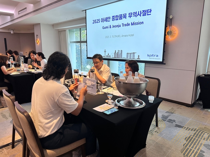 지난달 15일 2025 아세안 종합품목 G-Food 무역사절단이 싱가포르에서 바이어와 수출 상담을 하고 있다.<구미시 제공>