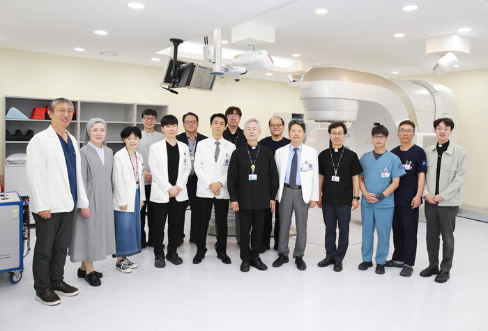 대구가톨릭대병원은 5일 최첨단 방사선 치료기 '트루빔(TrueBeam)' 도입을 기념해 축복식을 거행했다. 이날 행사에는 김윤영 병원장을 비롯한 의료진과 관계자들이 참석해 새로운 장비의 안전한 운영과 암 환자 치료에의 기여를 기원했다.<대구가톨릭대병원 제공>