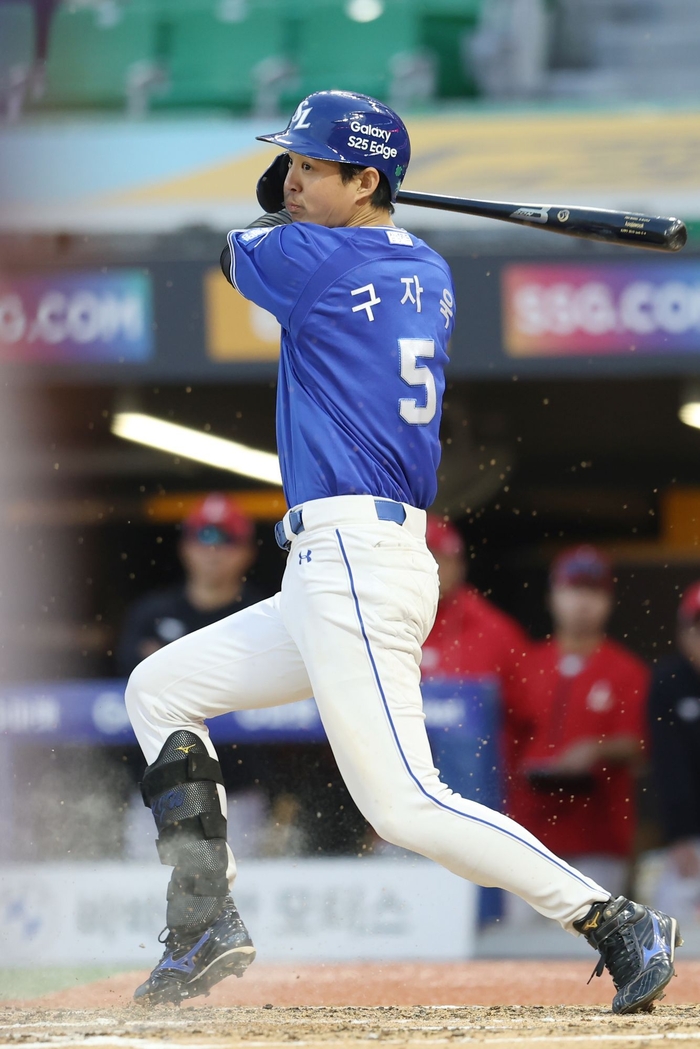 5일 오후 6시30분 인천 SSG랜더스필드에서 '2025 신한 SOL 뱅크 KBO리그' 삼성 라이온즈와 SSG 랜더스 경기에서 구자욱이 안타를 치고 있다. <삼성 라이온즈 제공>