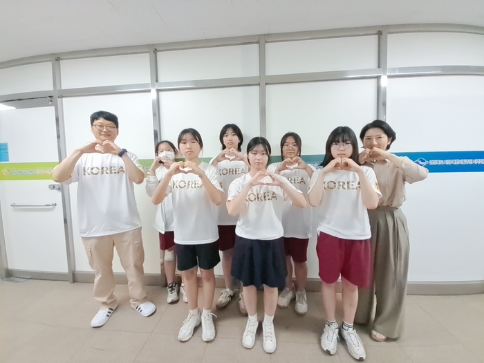 지난 5일 경북하나센터 포항사무소를 방문한 포항제철중 통일동아리 학생들이 성금을 전달한 뒤 기념촬영을 하고 있다.<경북하나센터 제공>