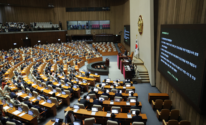 지난 5일 국회 본회의에서 내란 특검법과 김건희 여사 특검법, 채해병 특검법 등 3대 특검법과 검사징계법이 상정되고 있다. 연합뉴스