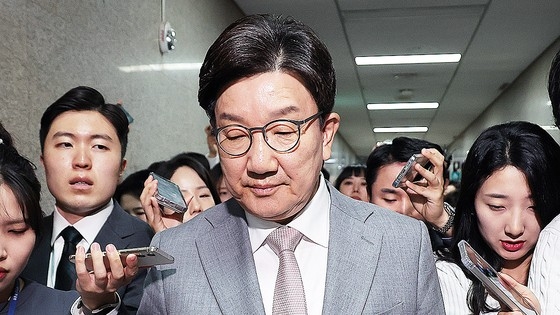 국민의힘 권성동 원내대표가 5일 서울 여의도 국회 국민의힘 비상대책위원장실을 나와 원내대표실로 향하며 취재진의 질문을 받고 있다. 권 원내대표는 이날 자진 사퇴 의사를 밝혔다. 연합뉴스.