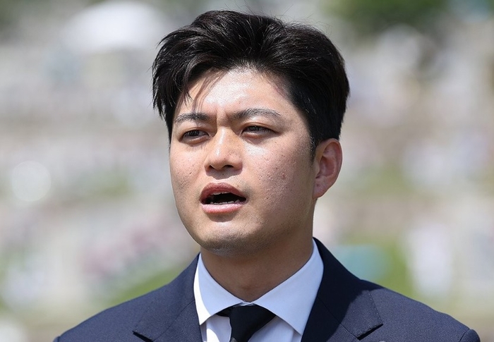 국민의힘 김용태 비상대책위원장이 6일 서울 동작구 국립서울현충원에서 취재진 질문에 답하고 있다. 연합뉴스.