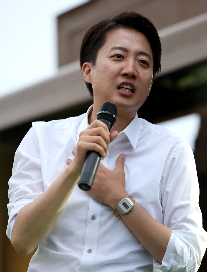 개혁신당 이준석 대선 후보가 지난 2일 오후 대구 수성못 상화동산에서 열린 집중 유세에서 지지를 호소하고 있다.
이윤호기자 yoonhohi@yeongnam.com