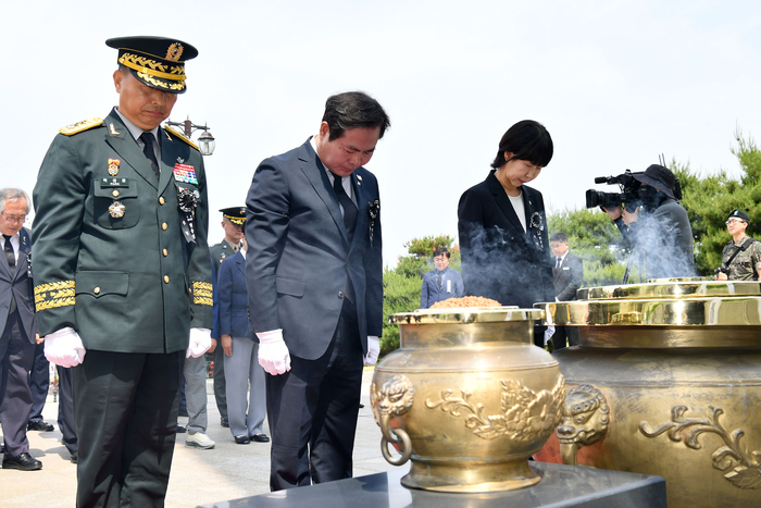 제70회 현충일을 맞아 6일 국립영천호국원에서 열린 추념식에서 김학홍 경북도 행정부지사가 묵념을 하고 있다. 경북도 제공