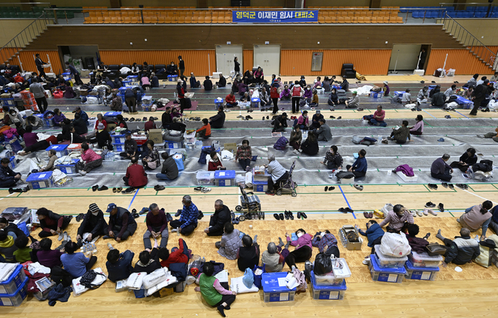 경북 의성군에서 발발한 대형 산불로 집을 잃은 이재민들이 영덕국민체육센터에 마련된 대피소에서 휴식을 취하고 있다. 영남일보 DB