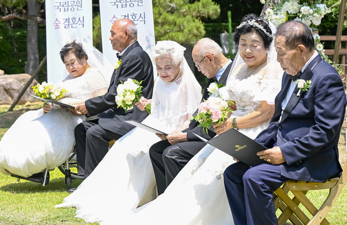 7일 오전, 대구 팔공산 국립공원 자생식물원에서 열린 '국립공원 숲 결혼식'에서 국가유공자 부부들이 혼인서약서를 낭독하고 있다. 대구지방보훈청과 국립공원공단은 전쟁과 생계로 결혼식을 미뤄온 호국용사들을 위해 이날 무료 결혼식을 마련했다.
이현덕기자 lhd@yeongnam.com