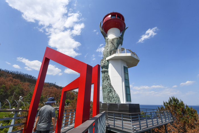 영덕 해맞이공원의 랜드마크인 창포말등대. 경북 대형 산불의 상처를 안고 있는 주변 솔숲과 대비돼 하얗고 말끔한 등대가 슬퍼 보인다.
