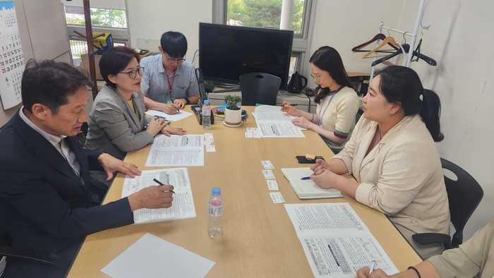 김남일 경북문화관광공사 사장(왼쪽)과 임채완 경북도 관광정책과장이 지난 4일 문체부 국제관광과를 찾아 PATA 연차총회 국비 지원을 건의했다. 경북문화관광공사 제공