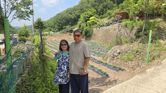 강원도 동해시에서 온 정연철·신명자 부부가 이재명 대통령 생가터를 찾아 기념사진을 촬영하고 있다.<정운홍기자>