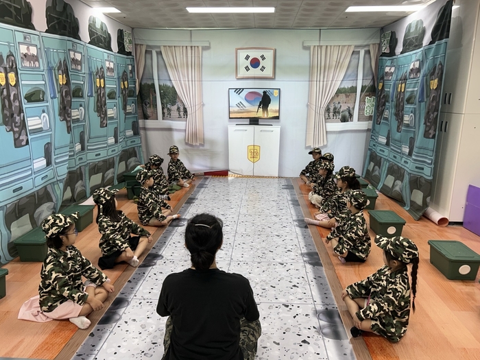 지난 5일 예천군 호명초등학교병설유치원이 호국보훈의 달을 맞아 유아들을 대상으로 유치원 생활관에서 '신병교육대 체험활동'을 진행하며 특별한 하루를 보내 주목 받고 있다. <호명초등학교병성유치원 제공>