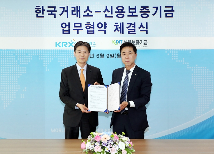 이주영(오른쪽) 신용보증기금 전무이사와 민경욱 한국거래소 부이사장이 9일 한국거래소 마켓타워1에서 열린 '코스닥 기술특례상장을 위한 전문평가 업무협약'을 체결한 뒤 기념 촬영을 하고 있다. <신용보증기금 제공>