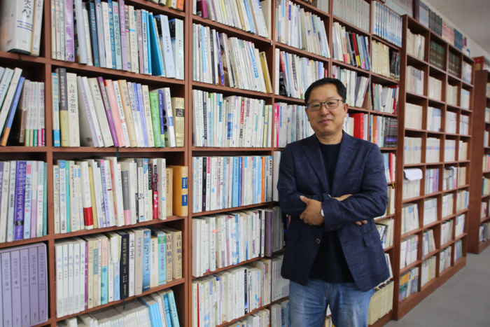 신중현 도서출판 학이사 대표가 학이사 서재에서 사진을 촬영하고 있다. <학이사 제공>