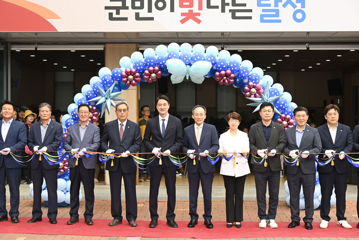 대구 달성군 북부노인복지관 증축공사 개소식에 참석한 내빈들이 기념 촬영을 하고 있다.<달성군 제공>