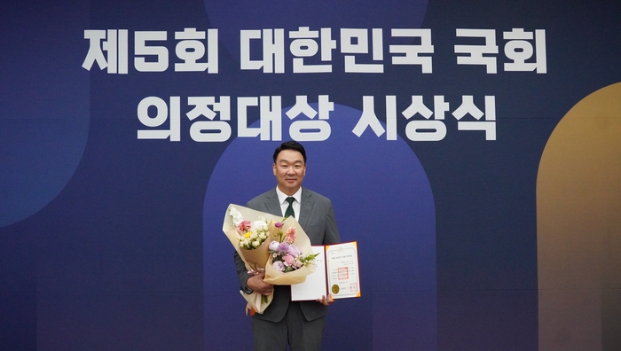 국민의힘 정희용 의원이 11일 국회에서 열린 제5회 대한민국 국회 의정대상 시상식에서 수상 후 기념사진 촬영을 하고 있다. 정희용 의원실 제공