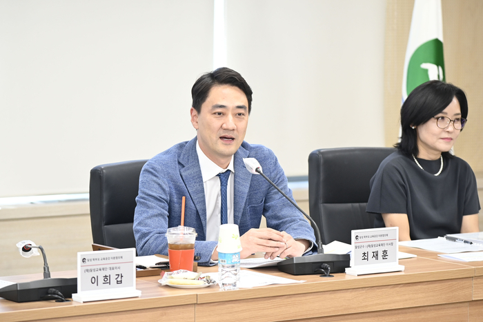 최재훈 달성교육재단 이사장이 11일 달성군청 상황실에서 열린 '달성 학부모 교육공감 자문협의체' 출범식에서 인사말을 하고 있다. <달성군 제공>