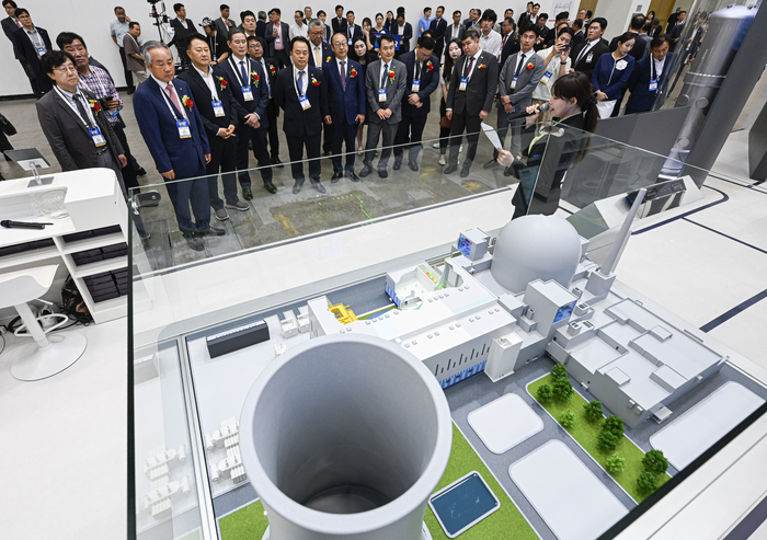 11일 대구 엑스코에서 개막한 '2025 대한민국 전기산업엑스포'에서 내빈들이 한국수력원자력 부스를 찾아 최근 체코 정부와 수출 계약이 성사된 APR-1000 원전 모형을 보며 설명을 듣고 있다. 경상북도와 한국전기공사협회 공동 주최로 열린 이번 엑스포는 13일까지 계속된다.
이현덕기자 lhd@yeongnam.com