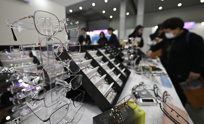 지난 4월 대구 엑스코에서 열린 '2025 대구국제안경전'을 찾은 바이어들이 안경들을 살펴보고 있다. <영남일보DB>