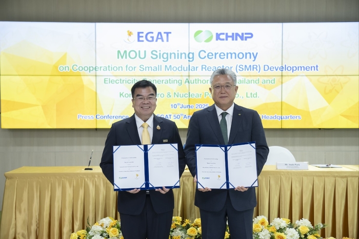 한수원은 10일(현지시간) 태국 논타부리에서 국영 전력공기업 EGAT와 SMR 기술 협력을 위한 MOU를 체결했다. 박인식 한수원 수출사업본부장(오른쪽)과 티데이 이암사이 EGAT 부총재. 한수원 제공