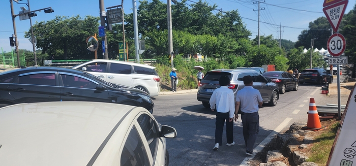 영주시의 최근 개장한 대형 식자재마트 주변 진입로에서 인도가 전혀 없어 보행 안전에 큰 위협이 되고 있다. 손병현 기자