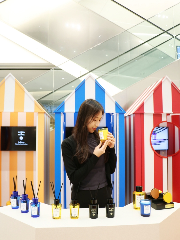 대구 신세계백화점 5층 행사장에서 니치 퍼퓸 브랜드 '아쿠아 디 파르마' 팝업 행사가 15일까지 열린다. 대표 상품인 '블루 메디떼라네오 오 드 퍼퓸'을 만나볼 수 있다. 프로모션으로 블루 메디떼라네오 EDP 100㎖와 BM 미니 햇박스 및 썸머 리미티드 구매 시 향수 5㎖를 증정한다. <대구 신세계백화점 제공>