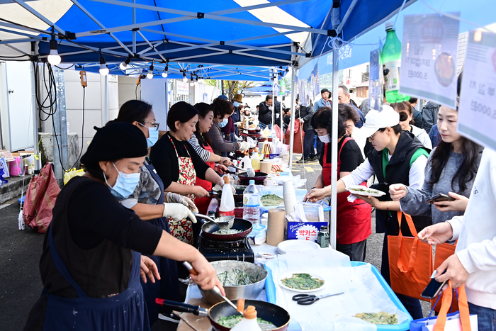 오는 11월 대구 동구 불로시장 일대에서 '2025 제4회 불로동 막걸리축제'가 열린다. 사진은 지난해 행사 모습. <대구 동구 제공>