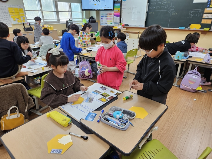 구미원당초 학생들이 자연은 아름다워 활동을 하고 있다. 경북교육청 제공