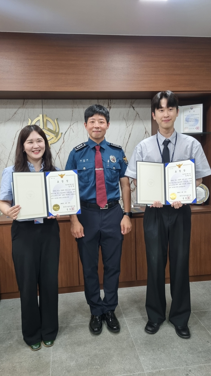 대구 수성경찰서가 보이스피싱 예방에 기여한 달구벌신협 본점 직원 2명에게 표창장을 수여했다. 수성경찰서 제공