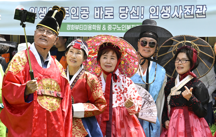 [포토뉴스] 한복 차려입고 인생사진 남기는 어르신들