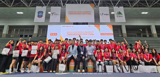 지난해 열린 '2024 대구세계대학태권도페스티벌' 참석자들이 기념사진을 촬여하고 있다. <계명대 세계대학태권도페스티벌 조직위원회 제공>