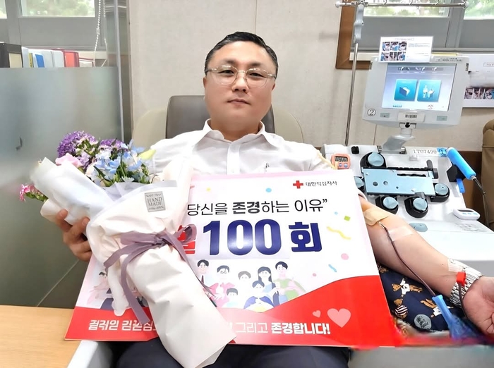 헌혈의 집 대구대센터에서 100회 헌혈을 하고 '헌혈 유공 명예장'을 받은 김도연씨. <김도연씨 제공>