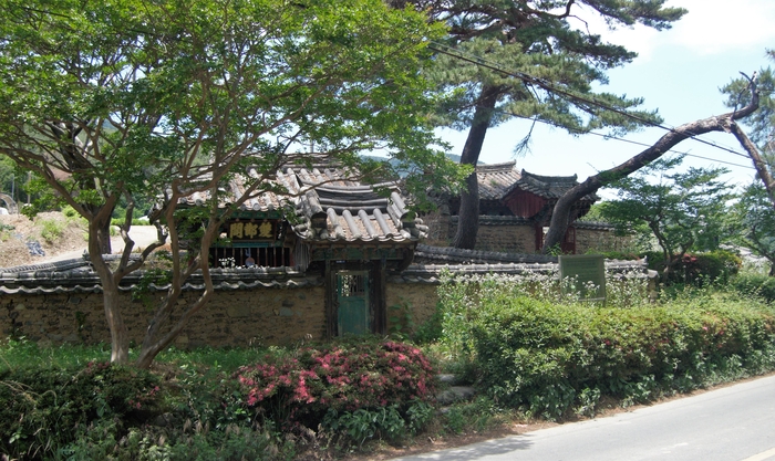 왼쪽은 어계 선생의 5세손인 조종도와 그의 부인 전의이씨의 쌍절각, 오른쪽은 조열 선생의 신도비각이다.