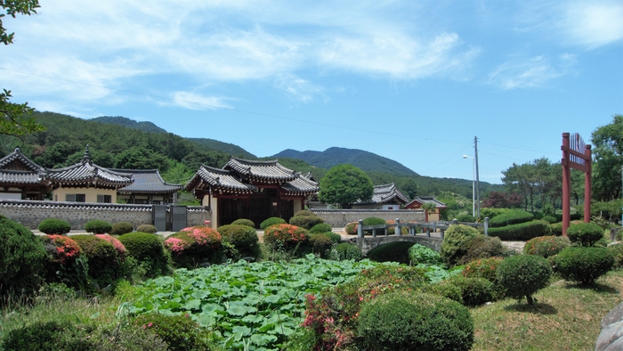 조려와 생육신을 모신 서산서원. '서산'은 백이와 숙제가 지은 '채미가'의 첫 구절인 '저 서산에 올라 산 중의 고사리나 캐자'에서 따온 것이다. 서산은 곧 수양산이다.