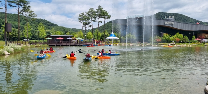 경북 예천군 풍양면 삼강리에 있는 강문화전시관 앞 수변공원에서 가족 단위 관람객들이 카약 체험을 하고 있다. <예천군 제공>