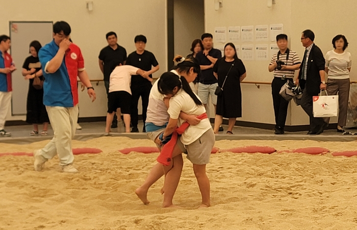 지난 11일 대구체육공원 대구씨름장에서 개최된 대구시교육청의 '제28회 대구광역시서부교육지원청교육장기 씨름대회'에서 여학생들이 경기를 펼치고 있다. <대구시교육청 제공>