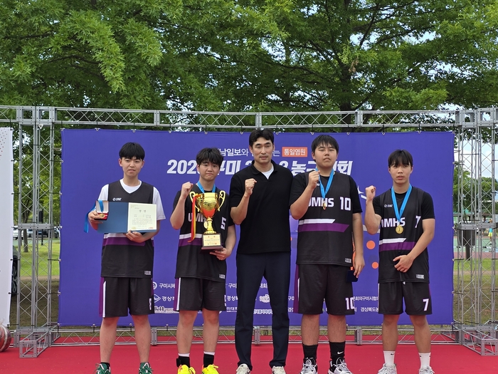 김창훈(가운데) 구미시농구협회 회장과 고등부 우승팀 '내려찍는자들'<박용기 기자>