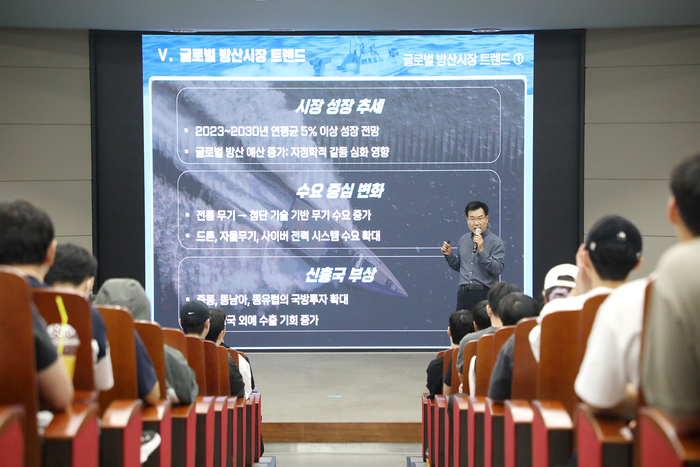 지난 10~11일 이틀간 열린 'LIG넥스원 상반기 기술직 채용설명회 및 인사초청 특강'에서 LIG넥스원 이건혁 생산부문장이 특강을 하고 있다. <영남이공대 제공>