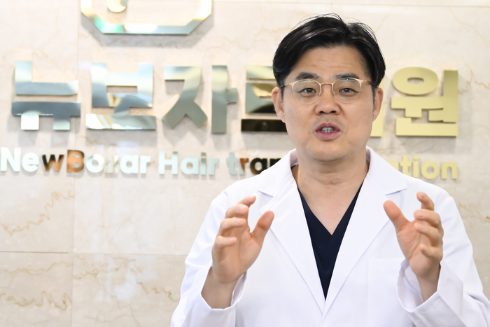 비절개 모발이식의 안정성과 기술적 장점에 대해 설명 중인 권태정 경대 뉴보자르의원 원장.이현덕기자 lhd@yeongnam.com