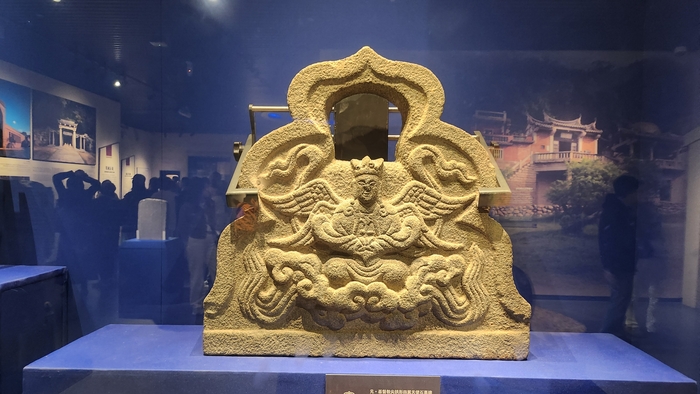 기독교와 토착 종교의 융합을 보여주는 원나라 시기 유물인 고딕 아치 모양의 묘지석(Gothic Arched Tomb Stone).