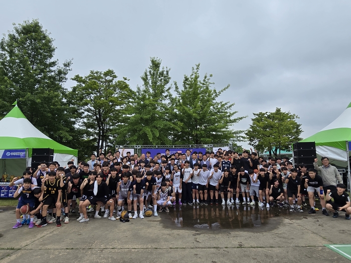 영남일보와 함께하는 통일염원 '2025 구미 3on3 농구대회' 개회식 참석 내빈들과 선수들이 단체사진 촬영을 하고 있다.<박용기 기자>