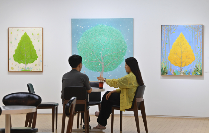 대구 달성군청을 오가는 사람이 가장 많이 드나드는 민원실 옆에 위치해 누구나 쉽게 들를 수 있다. 전시를 관람하든 관람하지 않든, 모두를 위한 모두를 위한 공간이다.
