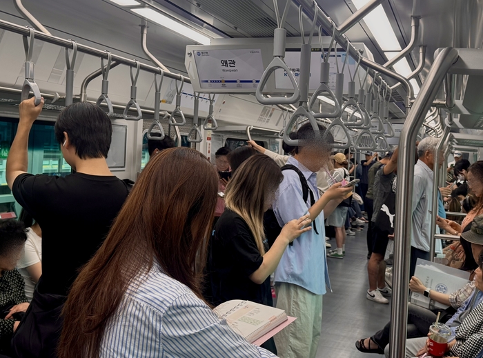 13일 오후 2시 50분쯤 구미에서 경산으로 향하는 대경선 열차 내부. 출발역부터 승객들이 몰려 많은 시민들이 서서 탑승하고 있다. 박영민 기자.