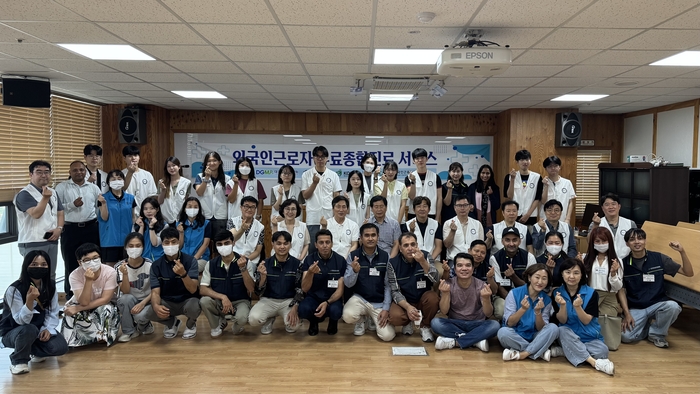 외국인근로자 진료봉사에 참여한 의료진, 심사평가원 관계자, 의대생 봉사단, 외국인 근로자들이 기념촬영을 하고 있다.<대구시의사회 제공>