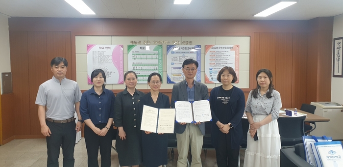 최근 교육 협력 협약을 체결한 대구 와룡중과 계명대 관계자들이 함꼐 기념촬영을 하고 있다. <와룡중 제공>