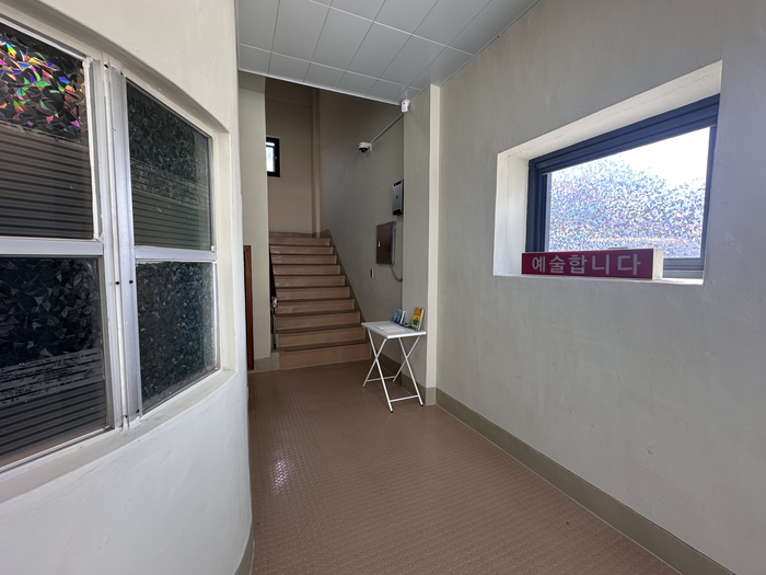 경북 의성 안계미술관 입구. 미술관 내부에 들어서면 '목욕합니다' 팻말이 떠오르는 '예술합니다' 팻말이 있다. 조현희기자