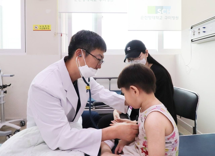 순천향대 구미병원 365 소아청소년 진료센터에서 소아 응급환자가 진료를 받고 있다.<구미보건소 제공>