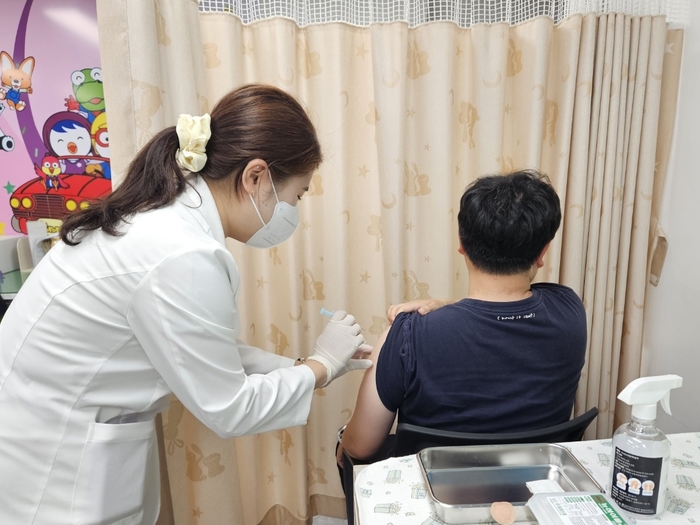 예천군보건소가 군민들을 대상으로 각종 예방접종을 실시해 호응을 얻고 있다. <예천군 제공>