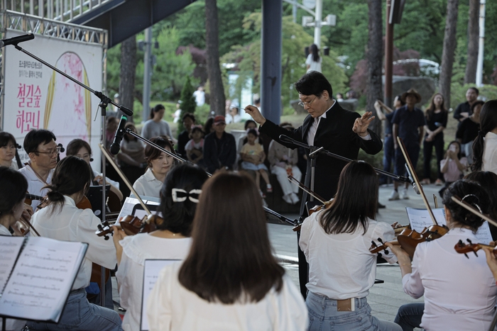 지난 14일 포항 철길숲에서 포항제철소 포스필하모닉오케스트라가 공연을 하고 있다.<포스코 제공>